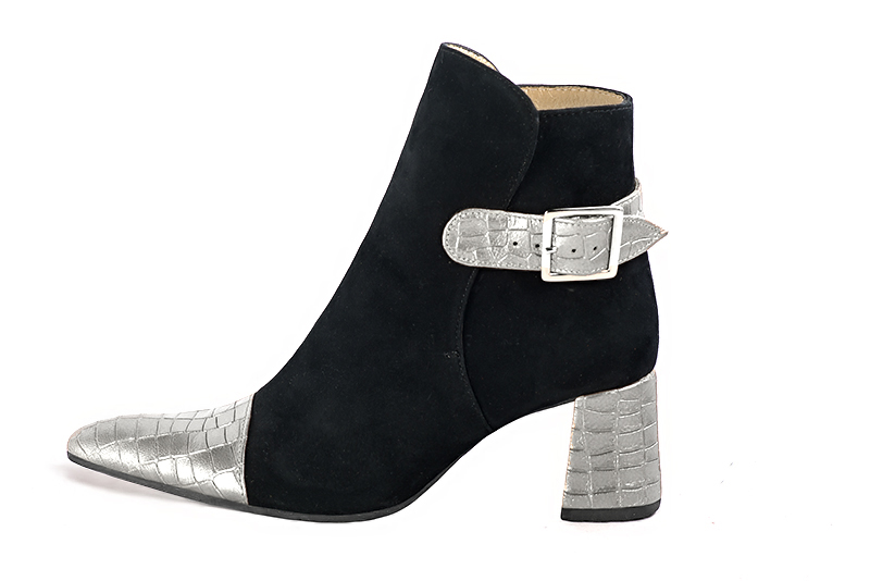 Light silver and matt black women's ankle boots with buckles at the back. Tapered toe. Medium flare heels. Profile view - Florence KOOIJMAN